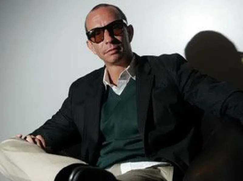 El cantante regresa a la escena musical luego de cinco años de ausencia, además de estrenarse como productor.
