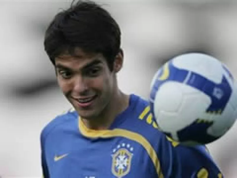 El futbolista Kaká dejó el equipo Milán, propiedad de Silvio Berlusconi, para integrarse al Real Madrid. (Foto: AP)