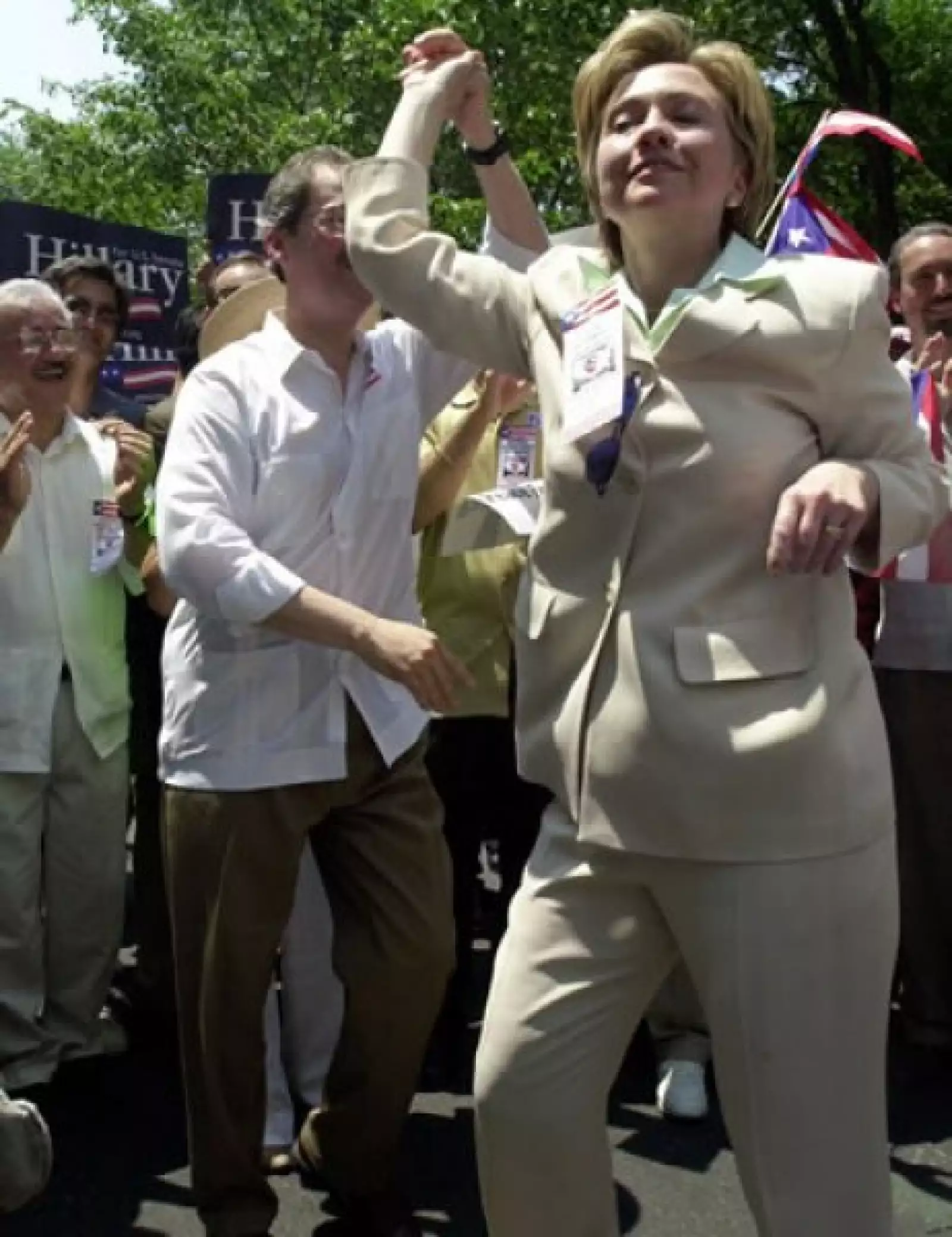 Durante su campaña al senado prefirió los trajes de dos piezas con pantalón. Aquí la vemos bailando en un rally en Brooklyn.