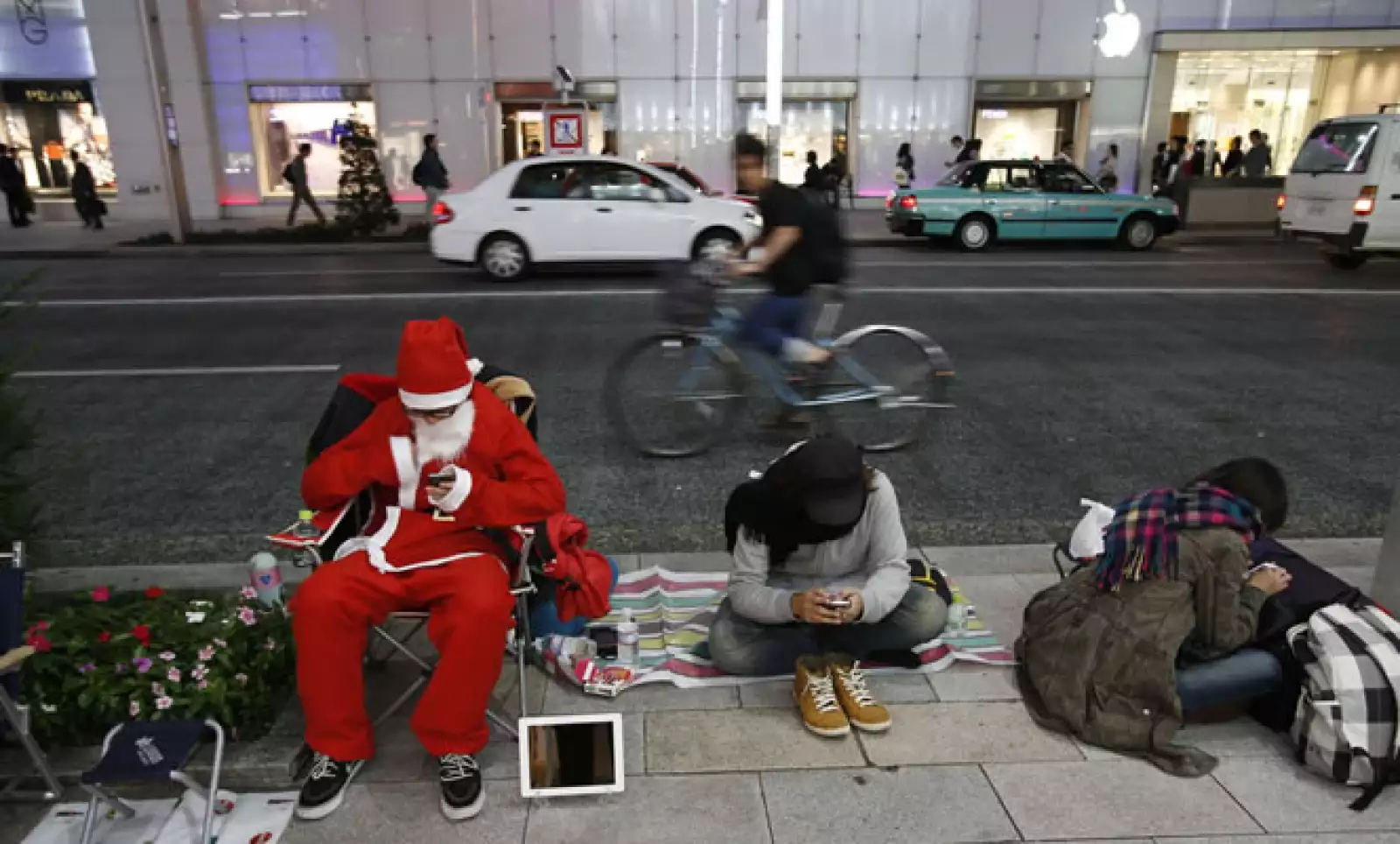 Un hombre vestido de Santa Clos hizo su aparición frente a la tienda Apple de Ginza.