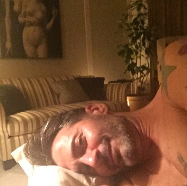 Publica muchas fotos hot sin camisa.