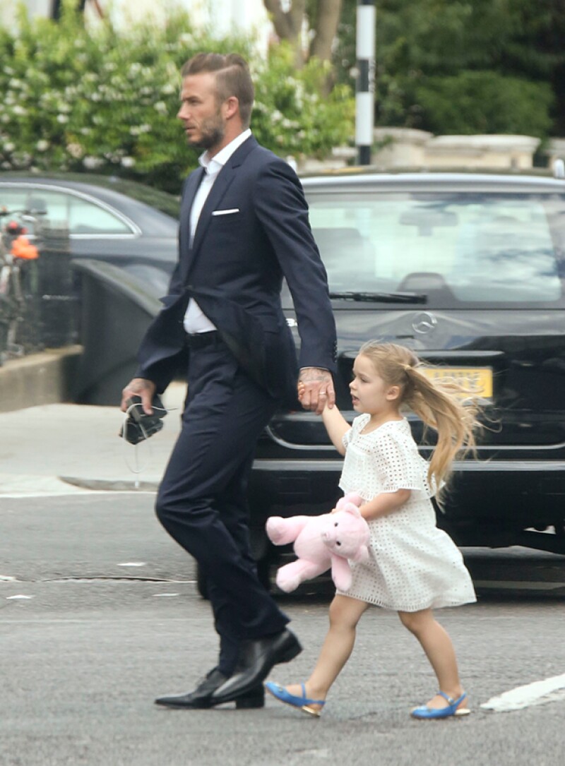 Papá e hija derrcharon estilo cuando llegaban a una reunión de padres en Londres.