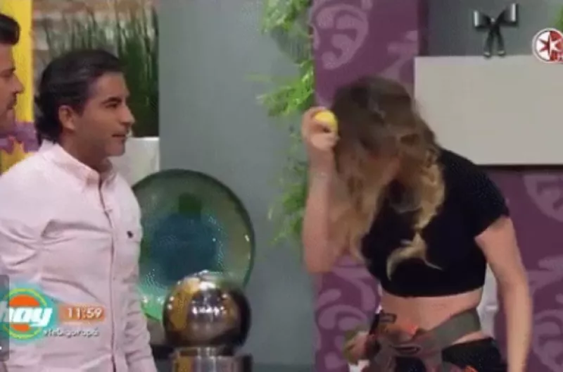 La cantante visitó hace unos días el programa Hoy y ahí, la retaron a romper una manzana con la frente, su “técnica” pudo haber fallado pero está haciendo pasar a miles de personas un GRAN momento.