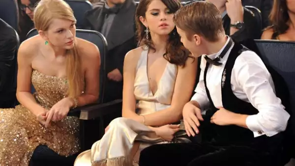 De acuerdo con Us Magazine, las casi inseparables amigas están distanciadas debido a que la actriz continúa viendo a Justin, hecho que molesta a Taylor.