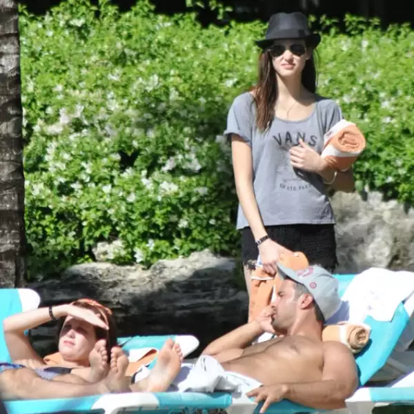 Disfrutando de una merecida oportunidad de relajarse y tomar el sol en la alberca del hotel en el que se encontraban.