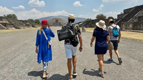 En la foto se aprecian a cuatro visitantes extranjeros de visita por la zona arqueológica de Teotihuacán. 