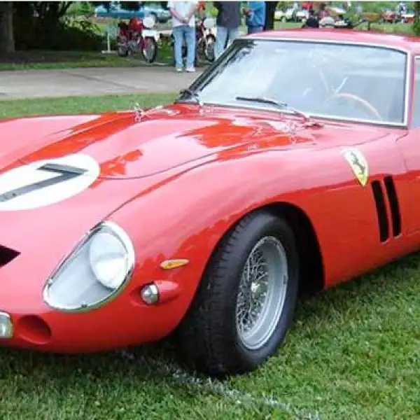 El más exclusivo y uno de los más caros de todos los fabricados hasta ahora. Alcanzaba una velocidad máxima de 280 kilómetros por hora (km/h) y en subastas se ha llegado a pagar hasta 30 millones de dólares por un ejemplar.