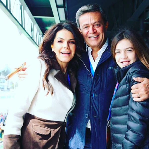 Mariana y Carlos Peralta compañados de su hija, Mariana.