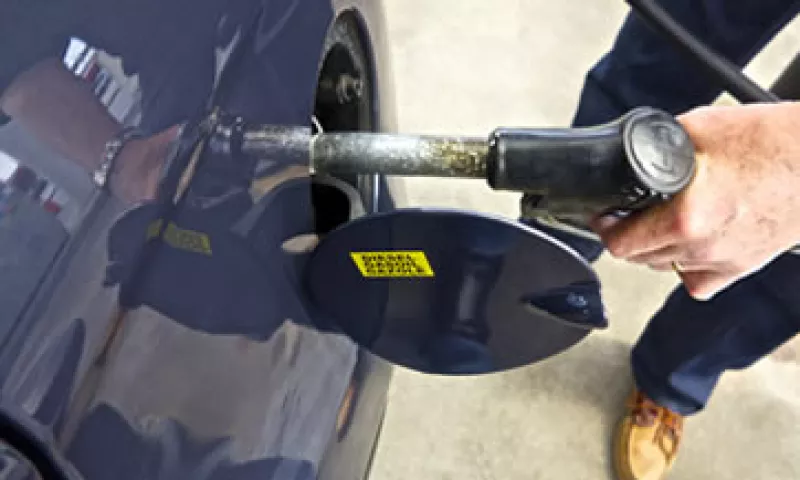 El desliz mensual al precio de la gasolina y del diesel terminará en 2015, según Hacienda. (Foto: iStock by Getty Images.)