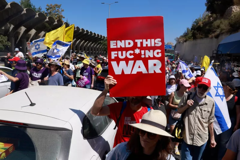 Familias y partidarios de israelíes tomados como rehenes por militantes de Hamas en Gaza desde los ataques del 7 de octubre de 2023, sostienen carteles y banderas nacionales durante una protesta que pide la acción del gobierno para asegurar su liberación en Jerusalén el 17 de agosto de 2025.