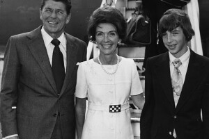 Nancy Reagan junto a su esposo Ronald Reagan y su hijo Ronald Reagan Jr.