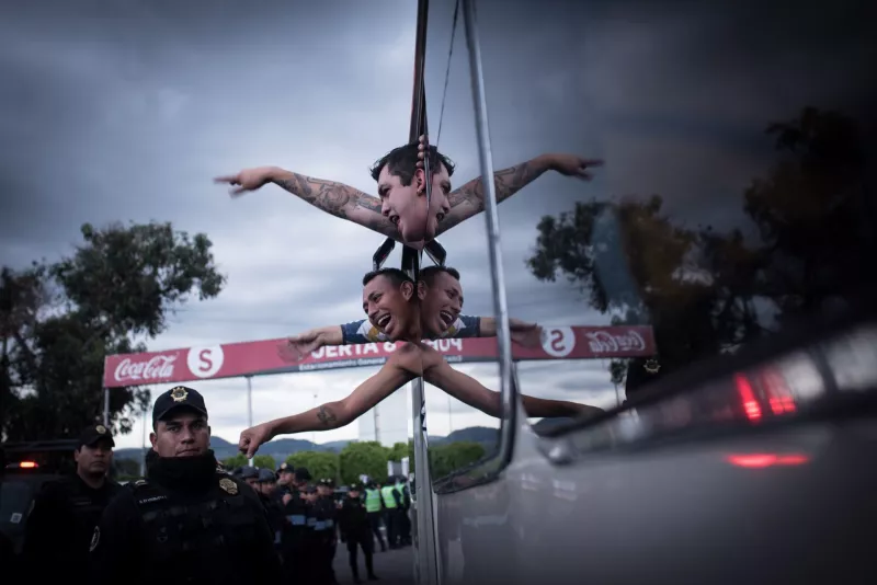 CIUDAD DE MÉXICO, 14SEPTIEMBRE2019.- Integrantes de la barra brava "La Rebel", grupo de animación del Club Universidad, en su llegada al Estadio Azteca. Partiendo del Estadio Olímpico Universitario en camiones y microbuses, los aficionados auriazules fueron escoltados por un operativo amplio de Policía de la Ciudad de México.
FOTO: PEDRO ANZA /CUARTOSCURO.COM
