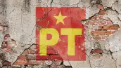 Logo del Partido del Trabajo sobre una pared desgastada