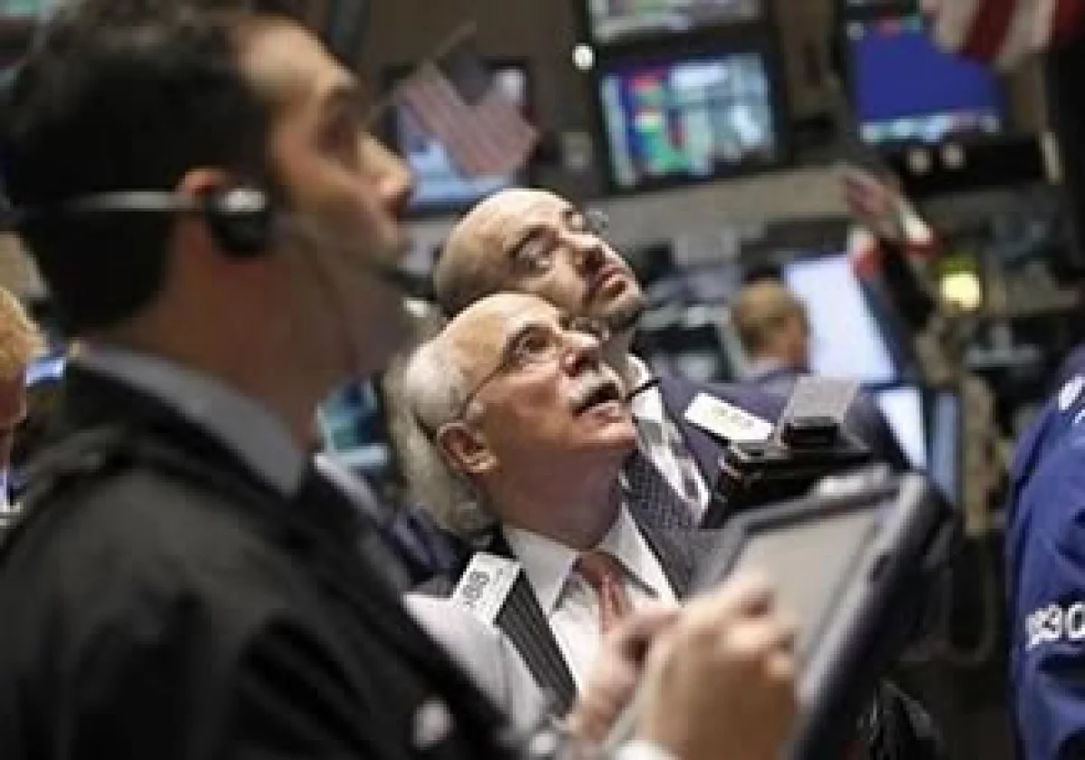 Los mercados accionarios se vieron afectados tras conocerse la decisión de Standard & Poor’s. (Archivo)