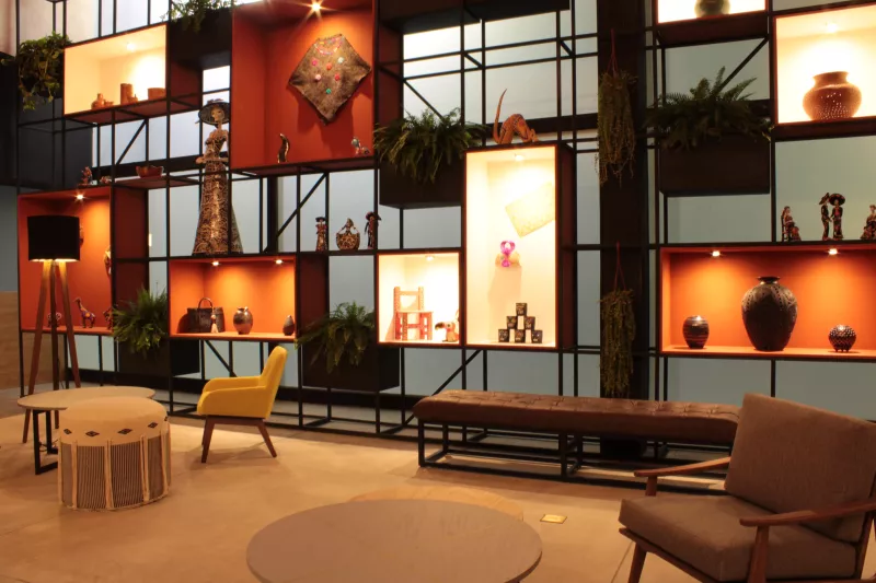 Fotografía del lobby del Hotel Fontan Reforma, en el que posan diversas piezas de arte.