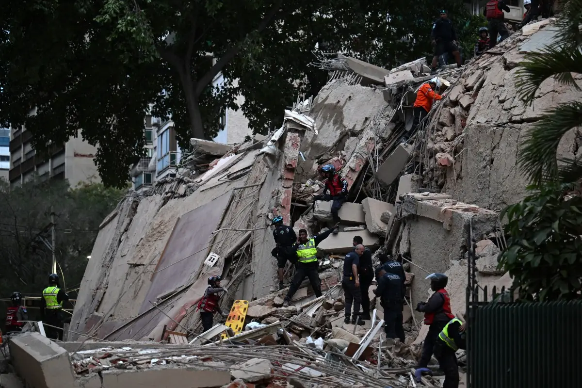 Los rescatistas buscan víctimas en un edificio derrumbado tras un terremoto en Caracas el 24 de junio de 2026. Un terremoto de magnitud 7,1 golpeó a Venezuela el miércoles, informó el Servicio Geológico de los Estados Unidos (USGS), lo que provocó pánico en Caracas, según los periodistas de la AFP.
