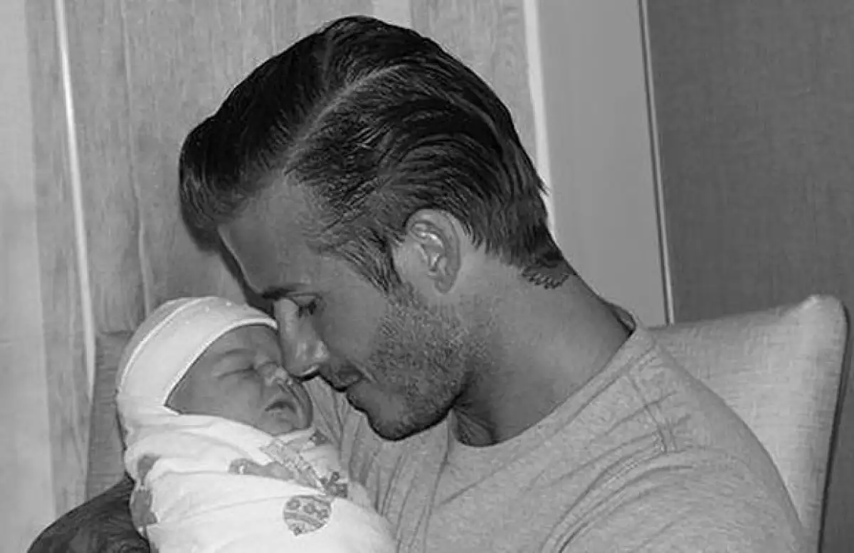 La pareja utilizó las redes sociales para mostrar a su pequeña hija, quien nació el pasado domingo en Los Ángeles.