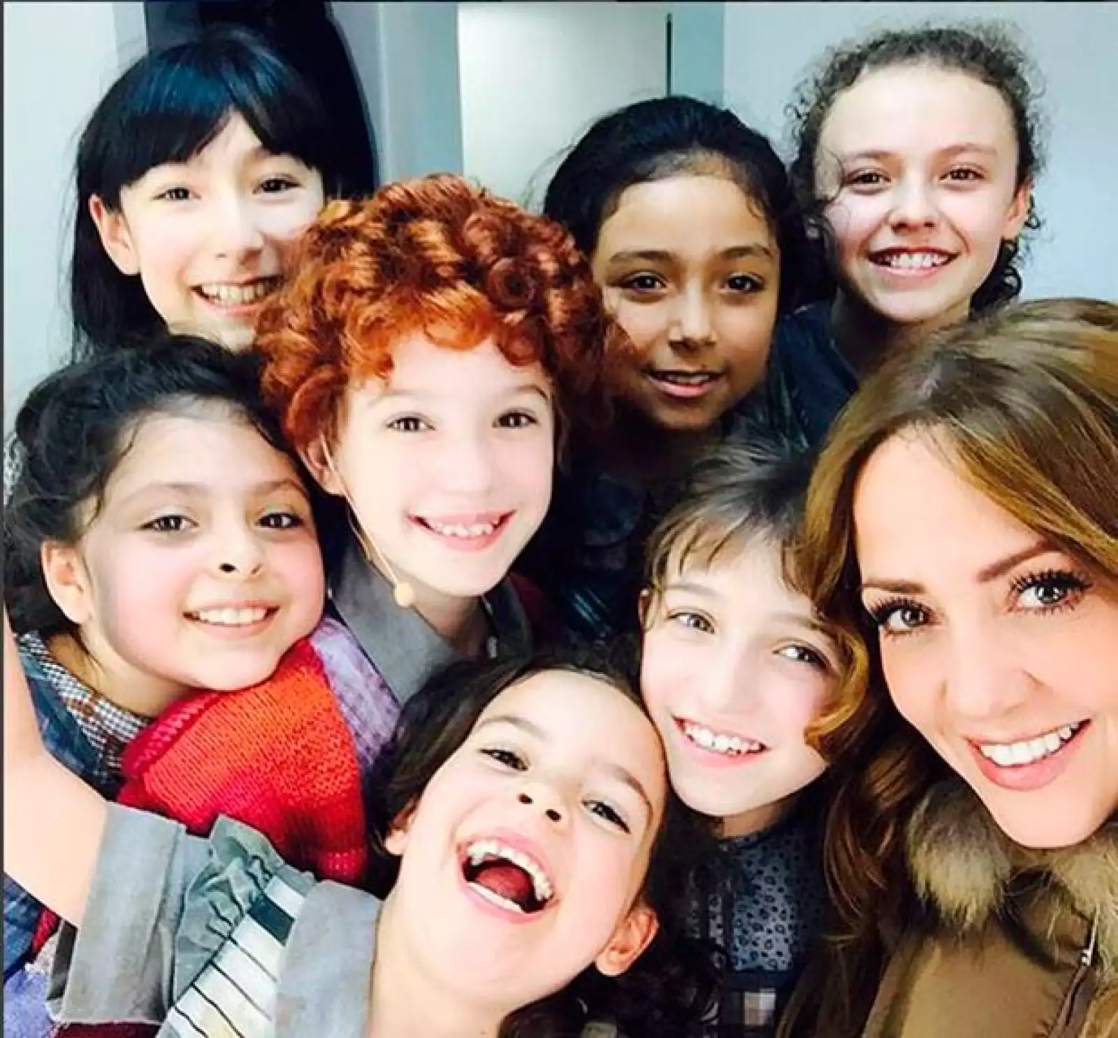 Mía y Nina junto al elenco de Annie.