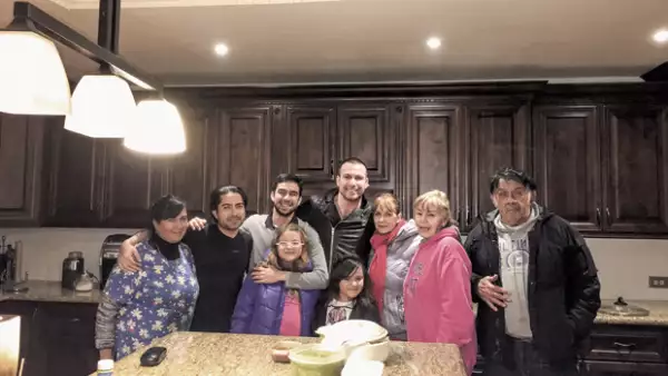 Rada con su familia en Tecate, Baja California: `Yo le regalé esa cocina a mi mamá con el dinero que estoy ganando en el Señor de los Cielos.