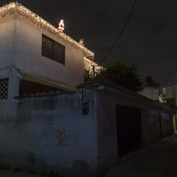 Algunos vecinos de Xochimilco comentaron que las decoraciones en las casas han bajado, hasta en un 30%, principalmente por los altos costos de luz que representa.