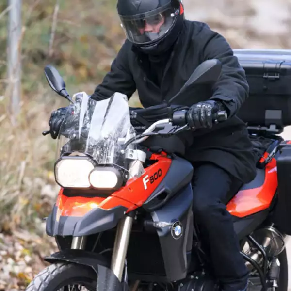 Aquí vemos al guapo de Brad Pitt paseando por Budapest, Hungría.