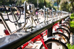 Hay muchas marcas y modelos de bicicletas.