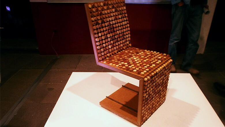 6. The ec chair nace de la idea de unir dos materiales reciclables como el MDF y los corchos de botellas de vino. El MDF sirve como base para el producto de deshecho: corchos de botellas de vino, cuya capacidad de compresión y textura brindan al producto