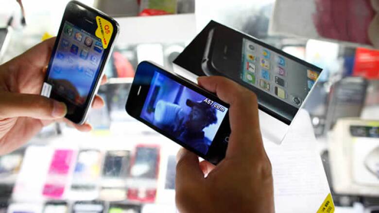 La agencia Reuters reportó este jueves la venta de un teléfono celular que se ostenta como el nuevo iPhone de Apple.