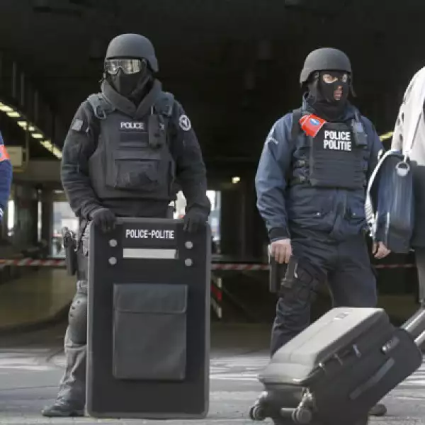 El aeropuerto de Bruselas, el transporte público y los centros comerciales están cerrados.