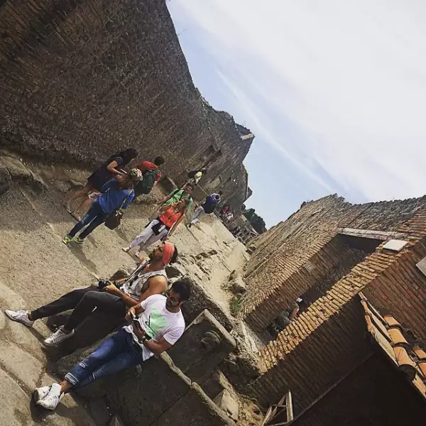 José Ron y José Pablo Minor desde las ruinas de Pompeya.