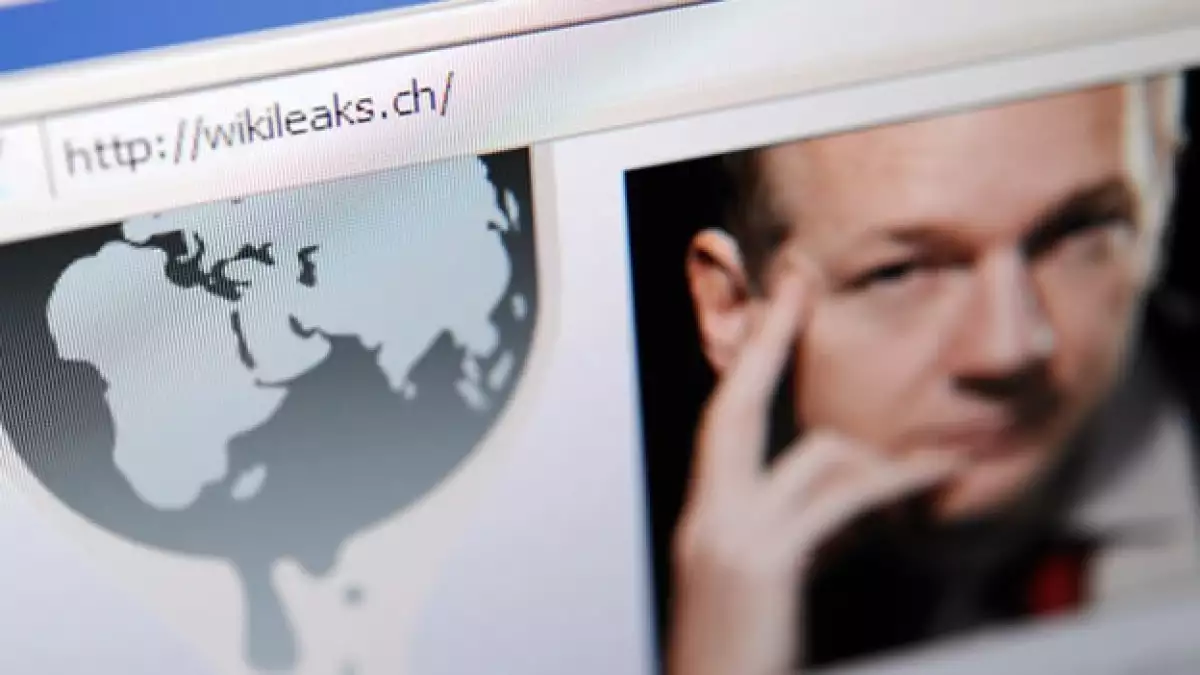 Julian Assange es detenido en Londres