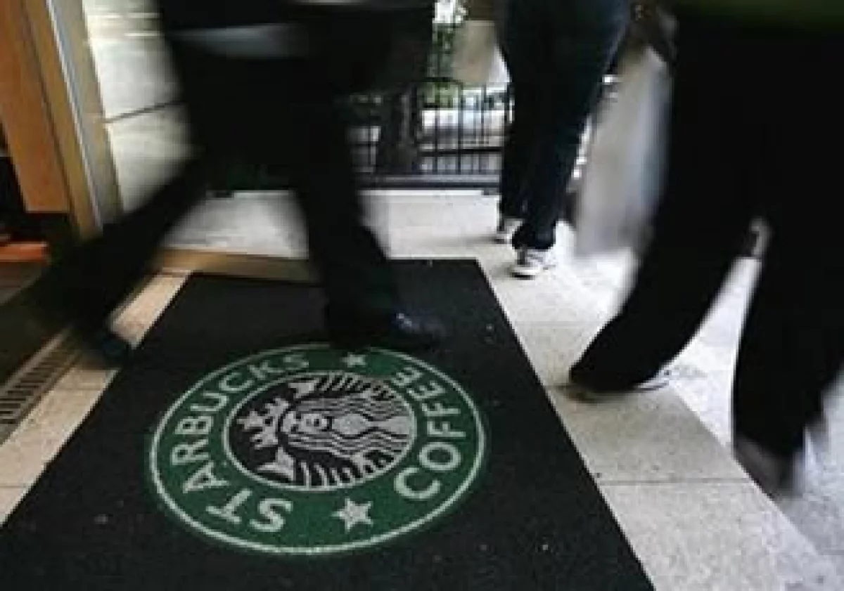 La cadena de cafeterías regalará música junto con iTunes (Foto: Archivo)