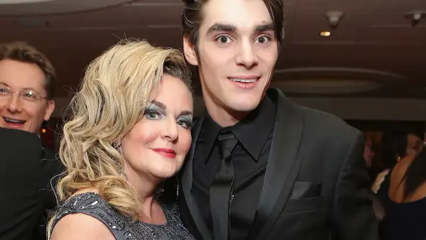 RJ Mitte junto a su mamá, Dyna Mitte.