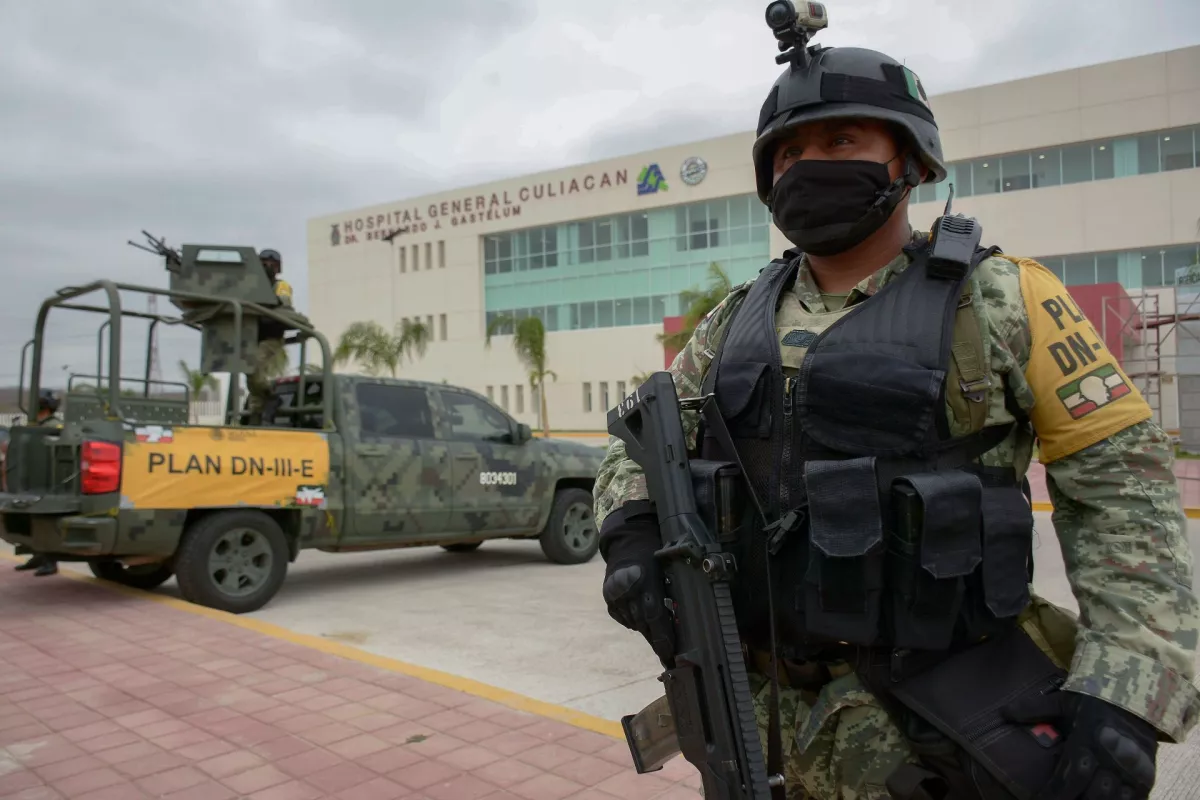 Elementos del Ejército resguardan el nuevo Hospital General de Culiacán que atenderá exclusivamente a pacientes infectados por el coronavirus (Covid-19).