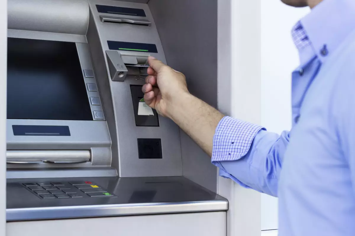 La competencia entre bancos ya no solo es por las aplicaciones móviles, también en la cobertura de cajeros y sucursales.
