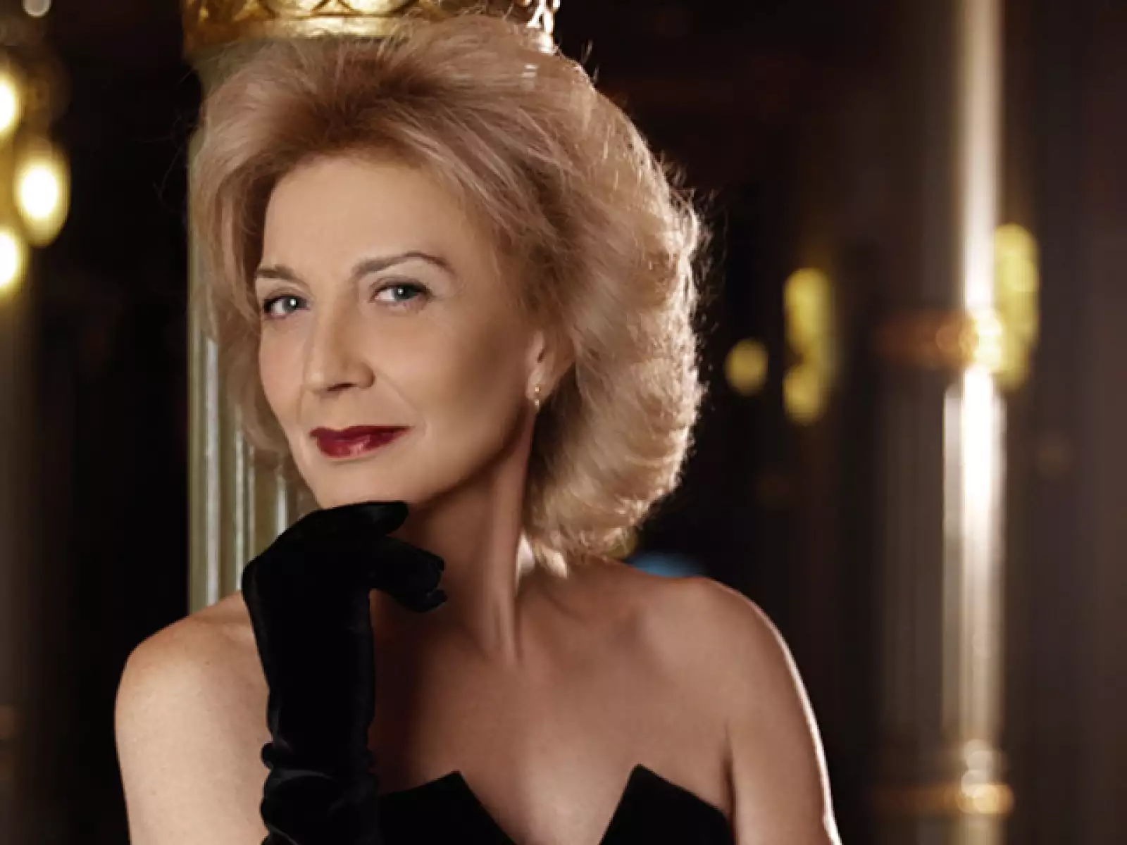 Es una clásica en las películas de Almodóvar, así lo marca su participación en Entre tinieblas (1984), Tacones lejanos (1991), La flor de mi secreto (1995), Todo sobre mi madre (1999), Hable con ella (2002) La piel que habito (2011).