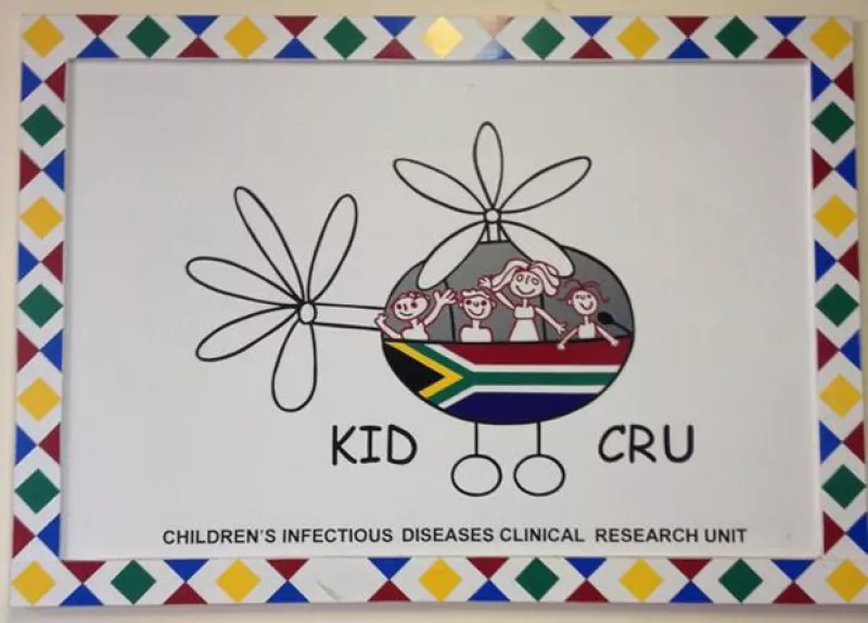 La diseñadora viajó a Cape Town para convivir con niños de la fundación Tutu Tester y Born Free Africa. Allí la madre de cuatro hijos demostró su lado humanitario y amoroso.