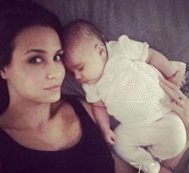 Ahora que la pequeña Gía tiene dos meses de edad, la conductora muestra feliz lo despierta y simpática que es su bebé a todos sus seguidores en Instagram.