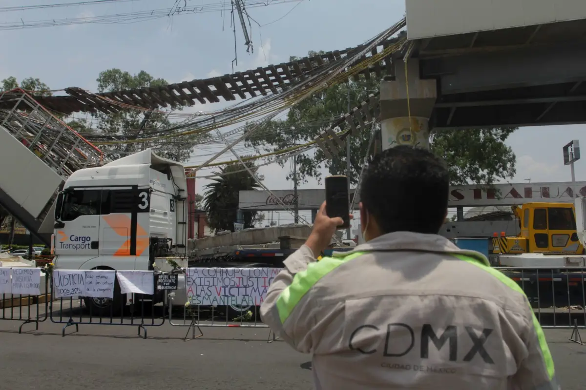 Un trabajador de Gobierno tomó una fotografía al área afectada del derrumbe de la ballena del Metro Olivos de la Línea 12