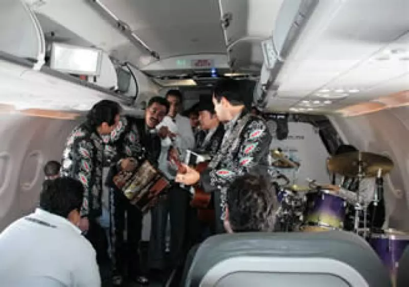 Los Tigres del Norte ofrecieron un conicerto en un avión de Volaris. (Foto: Especial)