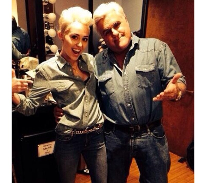 Miley publicó esta imagen en su Instagram previo al programa, en la que ella y el conductor presumían sus outfits de mezclilla.