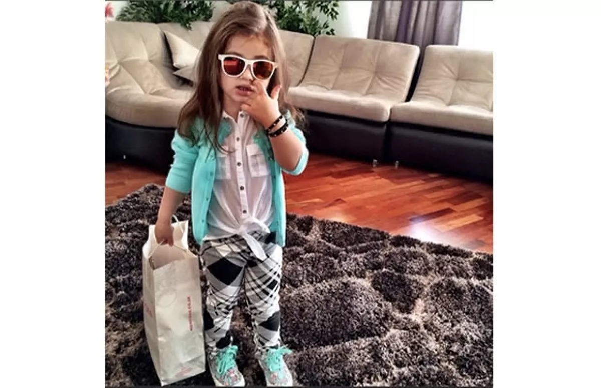La hija de 4 años de Samoylova se deja poner lo que sea, le ayuda como inspiración a su madre para sus próximos diseños.
