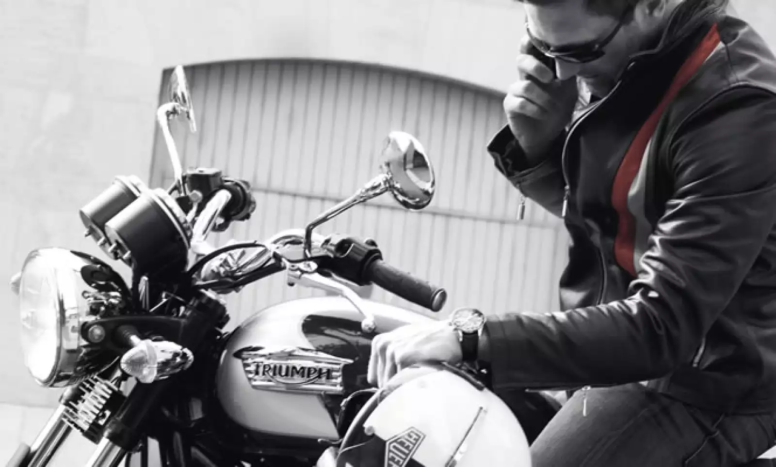 Dentro de sus piezas hay cazadoras deportivas, bolsas de viaje de cuero, carteras y monederos, gemelos biselados en acero, cinturones de cuero y hasta cascos.