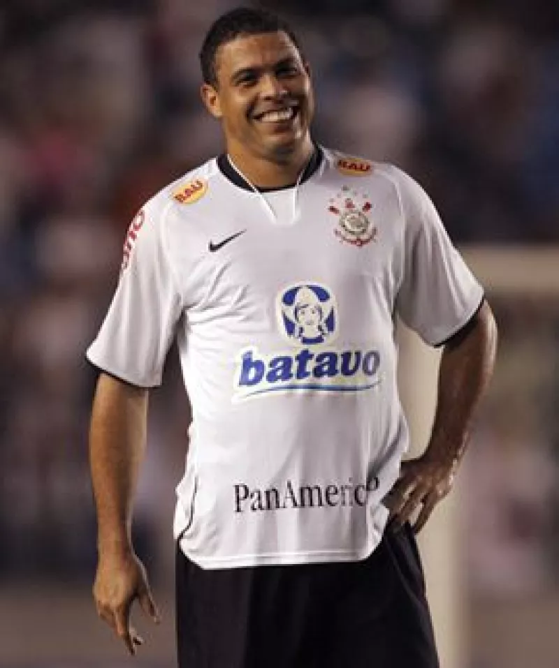 El delantero del equipo Corinthians de Brasil fue sometido a una operación por la fractura que sufrió en la mano izquierda y muchos dicen, que aprovechó para quitarse grasa de la cintura.