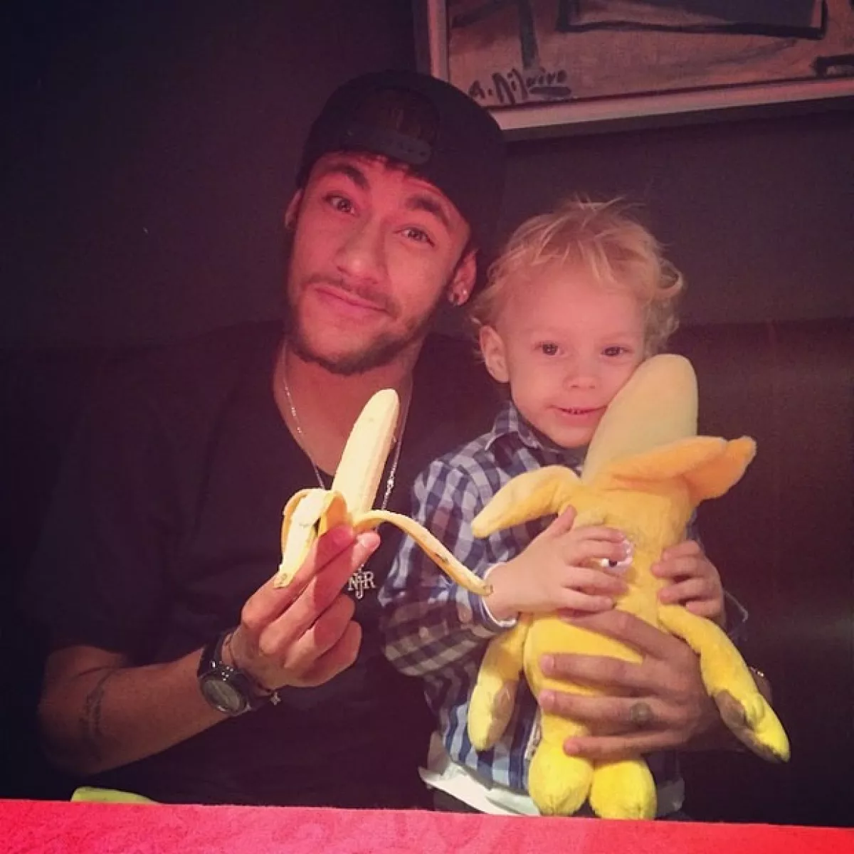 `somostodosmacacos #weareallmonkeys #somostodosmonos #totssommonosÂ´, escribió Neymar junto a esta foto con su hijo.