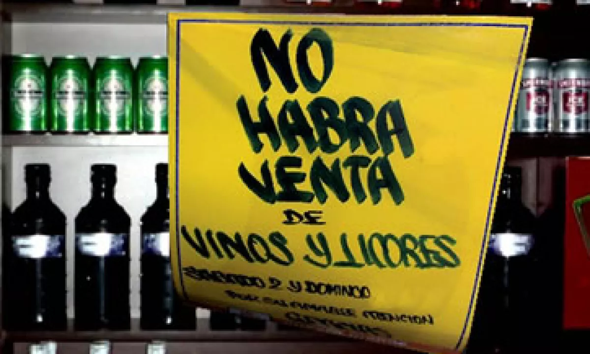 La ley seca aplica para tiendas de autoservicio, cantinas, bares, pulquerías y vinaterías. (Foto tomada de Chilango.com)