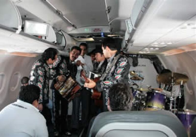 Los Tigres del Norte ofrecieron un conicerto en un avión de Volaris. (Foto: Especial)