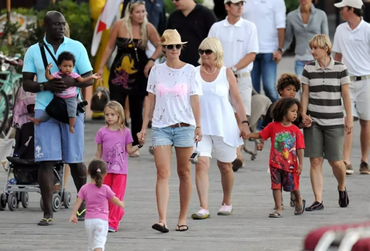 Heidi tiene las manos llenas con cuatro hijos, Leni, Henry, Johan y Lou, y su esposo Seal. Aquí de vacaciones en Ponza, Italia.