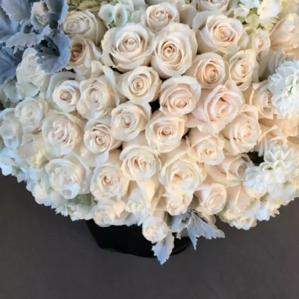 Kim Kardashian recibió decenas de flores por su cumple 37