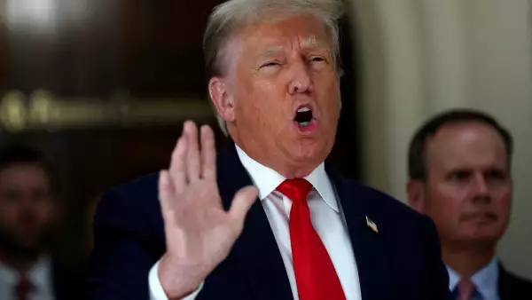 El expresidente de los Estados Unidos, Donald Trump, hace gestos mientras habla con los medios de comunicación durante un descanso mientras asiste al juicio en un caso de fraude civil presentado por la fiscal general estatal Letitia James contra él, sus hijos adultos, la Organización Trump y otros en la ciudad de Nueva York, EE. UU., el 4 de octubre de 2023.